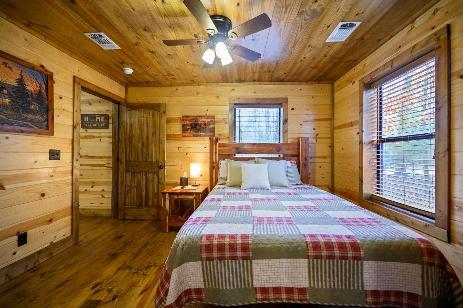 Whitetail Retreat Cabin for 13