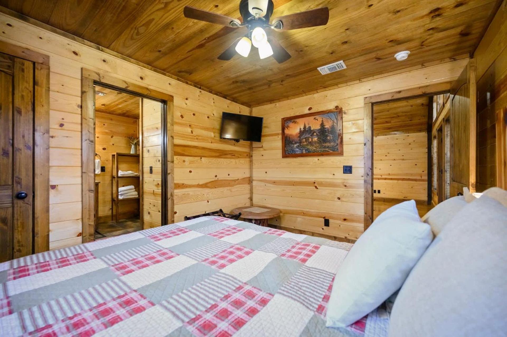 Whitetail Retreat Cabin for 13