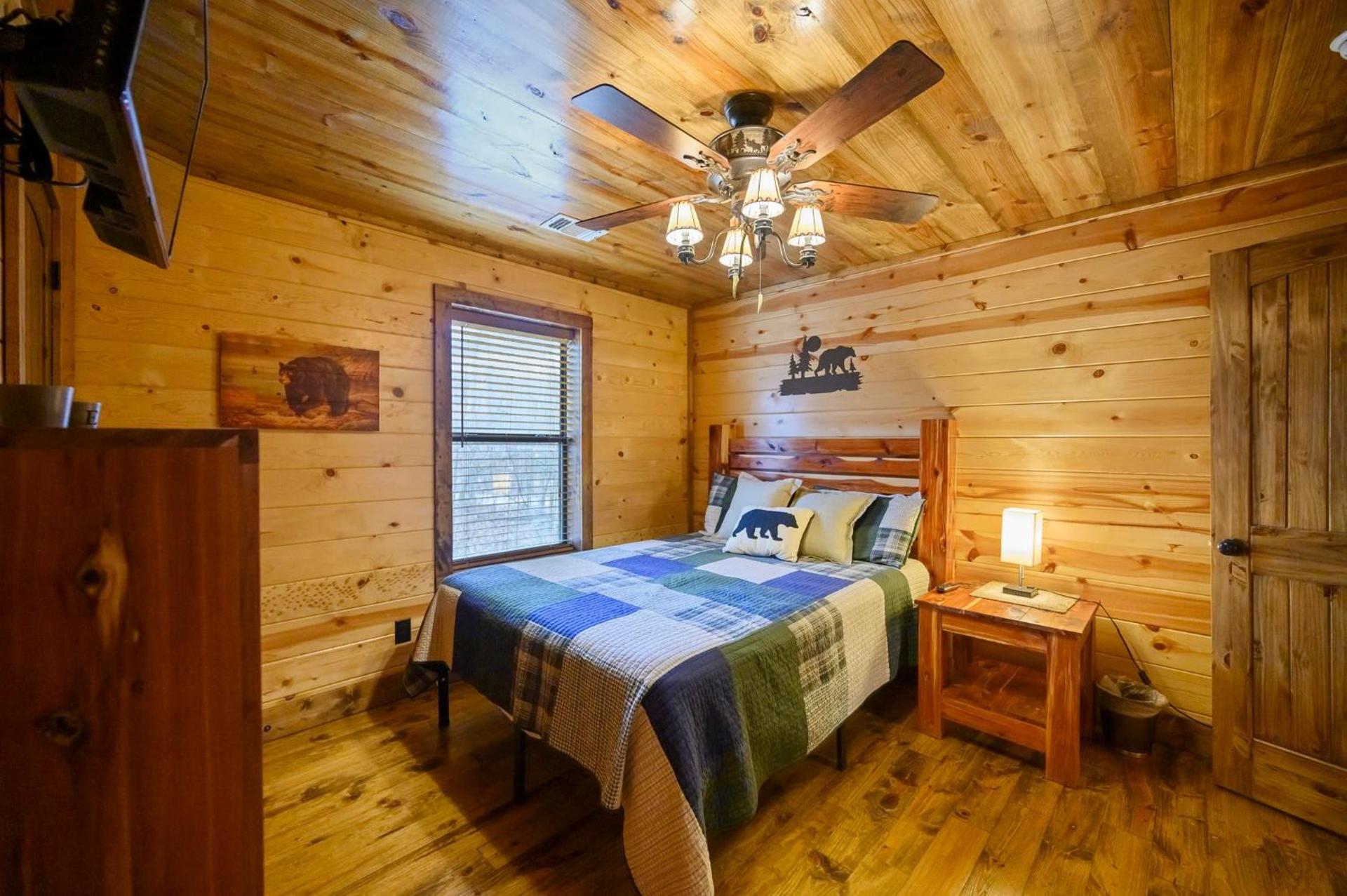 Whitetail Retreat Cabin for 13
