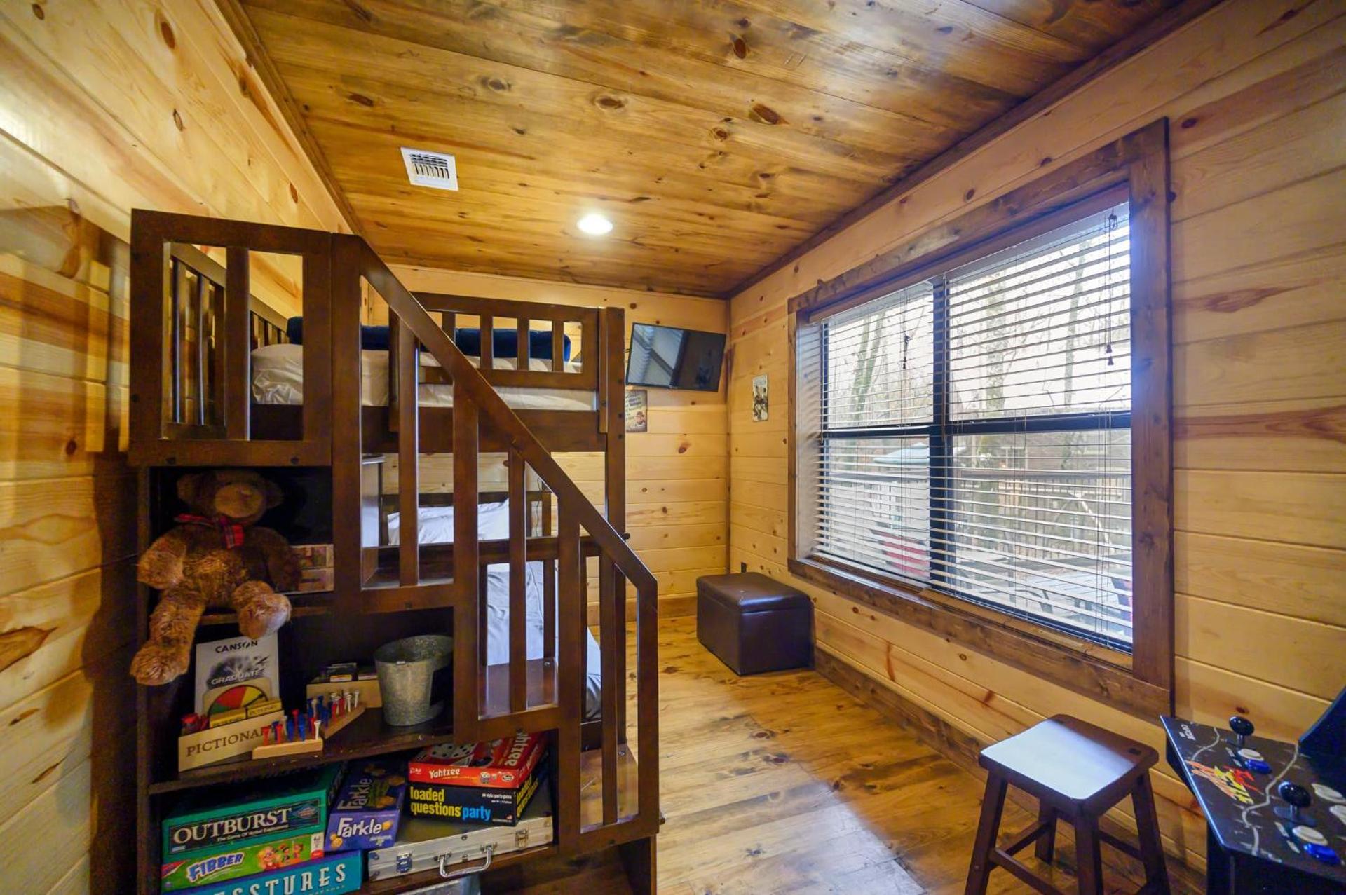 Whitetail Retreat Cabin for 13