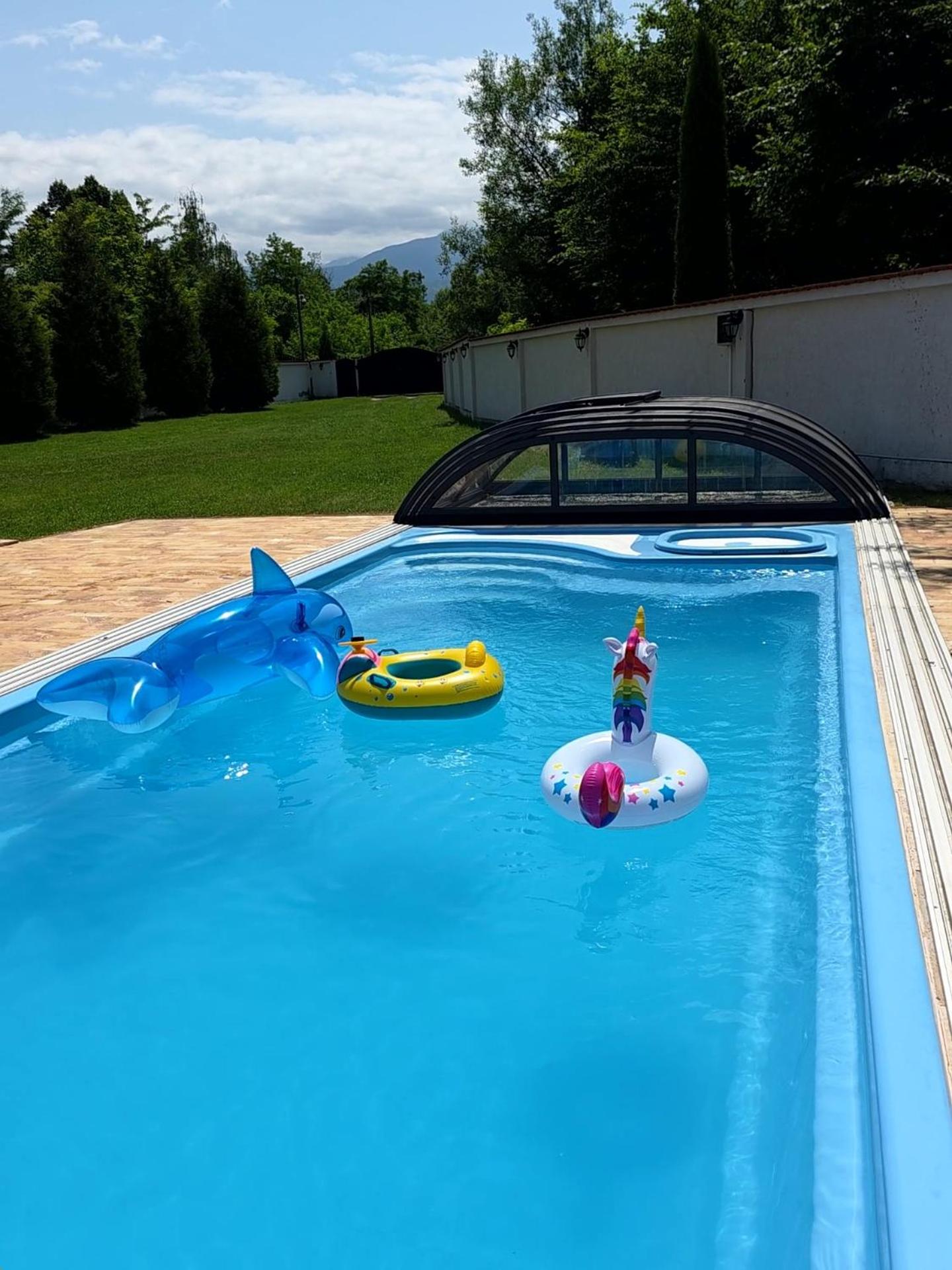 House - Sleeps up to 11 hot tub & free parking