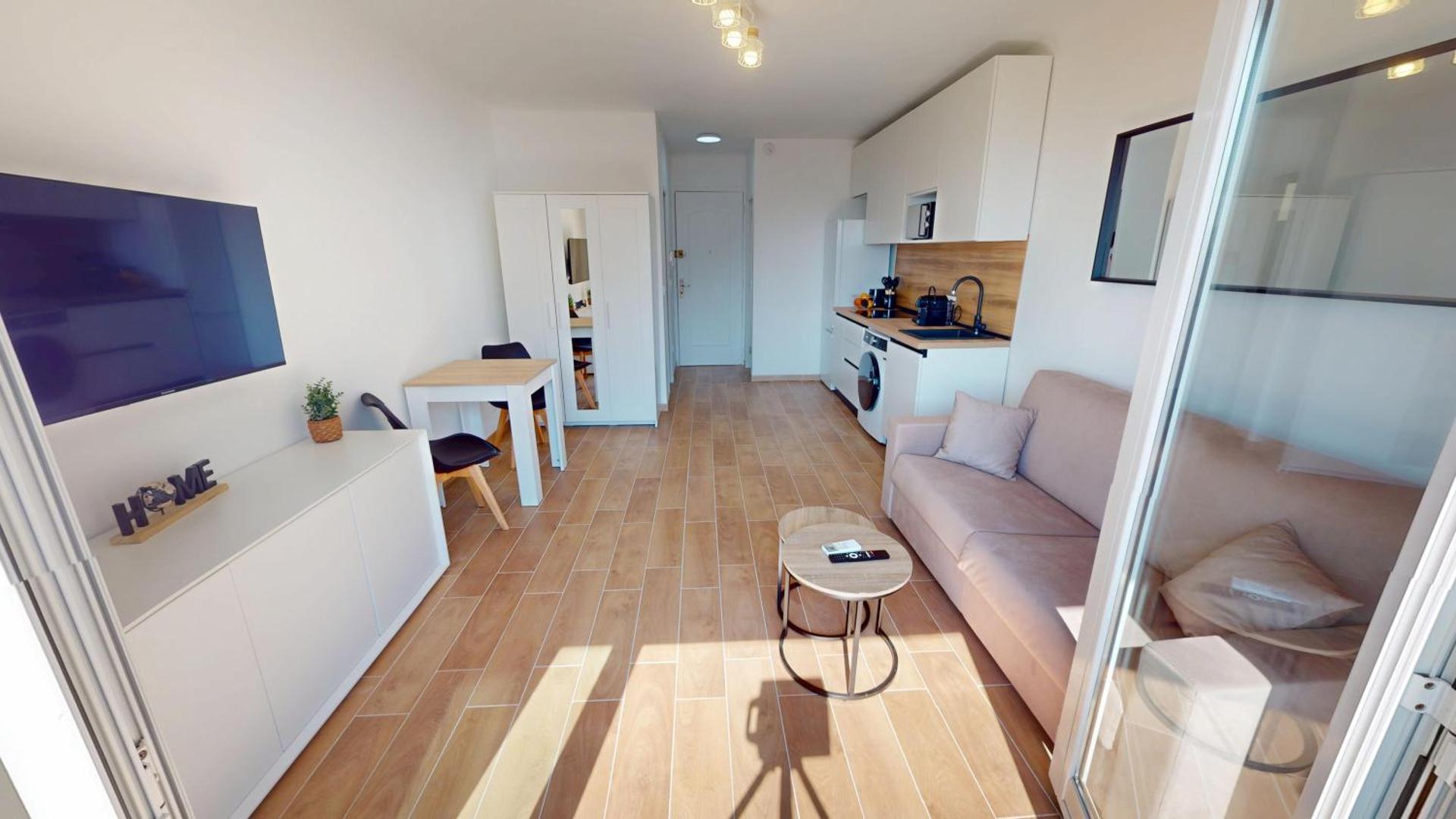 55E - Superbe studio climatisé entièrement rénové au 5ème et dernier étage sur le bord de Mer de Menton