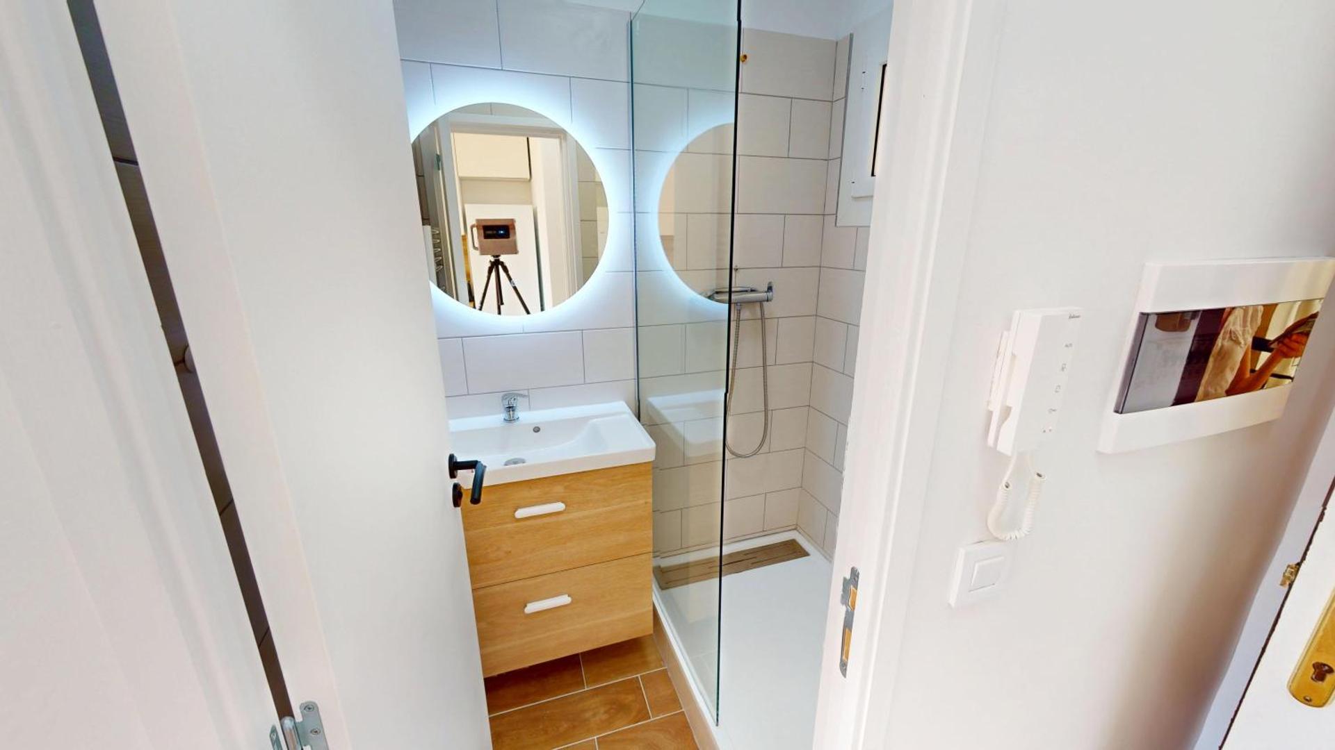 55E - Superbe studio climatisé entièrement rénové au 5ème et dernier étage sur le bord de Mer de Menton