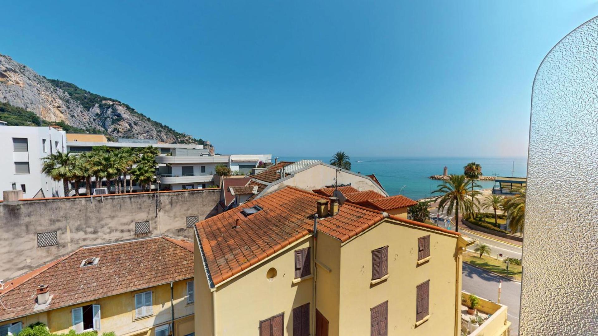 55E - Superbe studio climatisé entièrement rénové au 5ème et dernier étage sur le bord de Mer de Menton