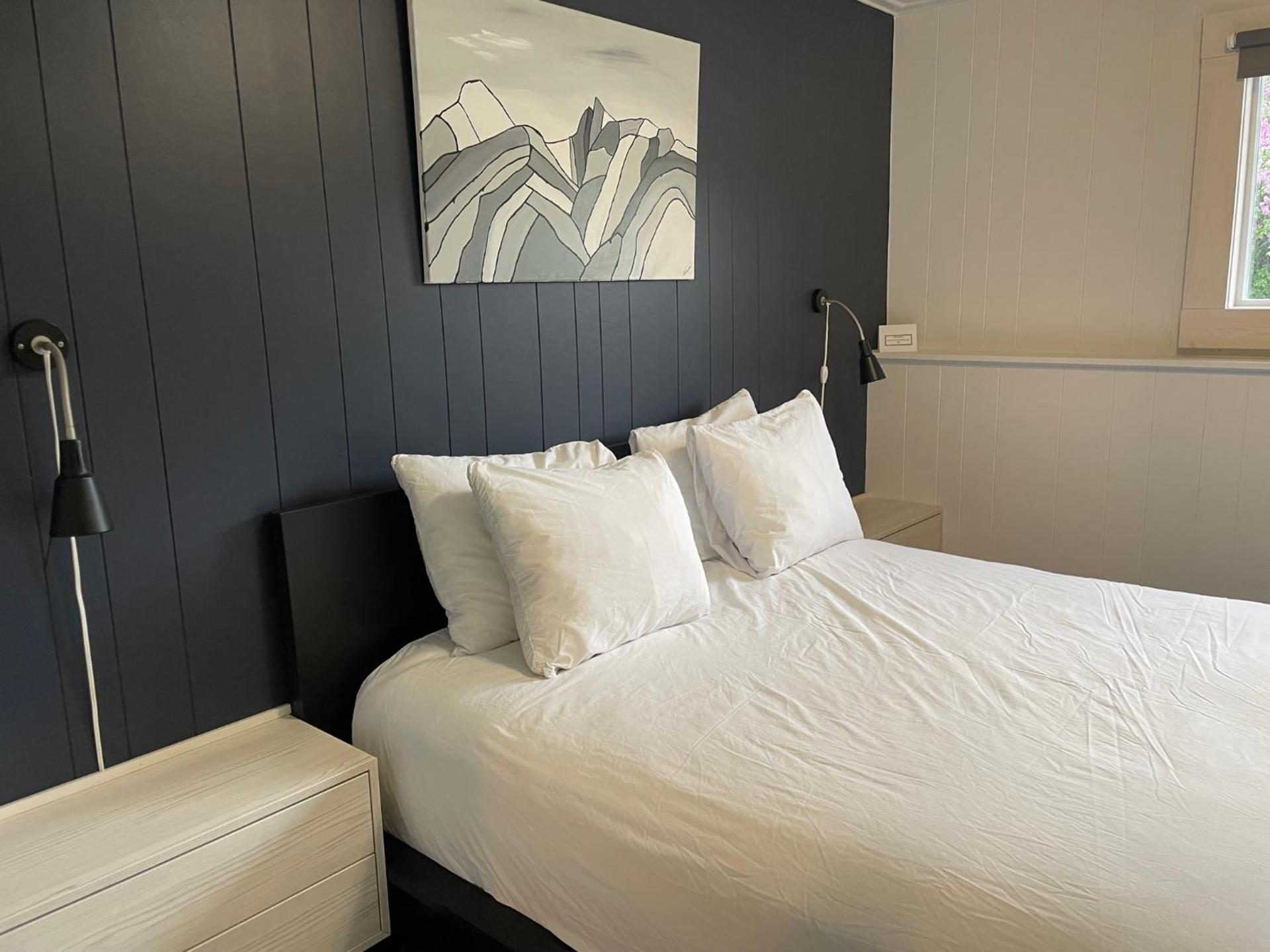 One-Bedroom Queen Suite with Kitchen