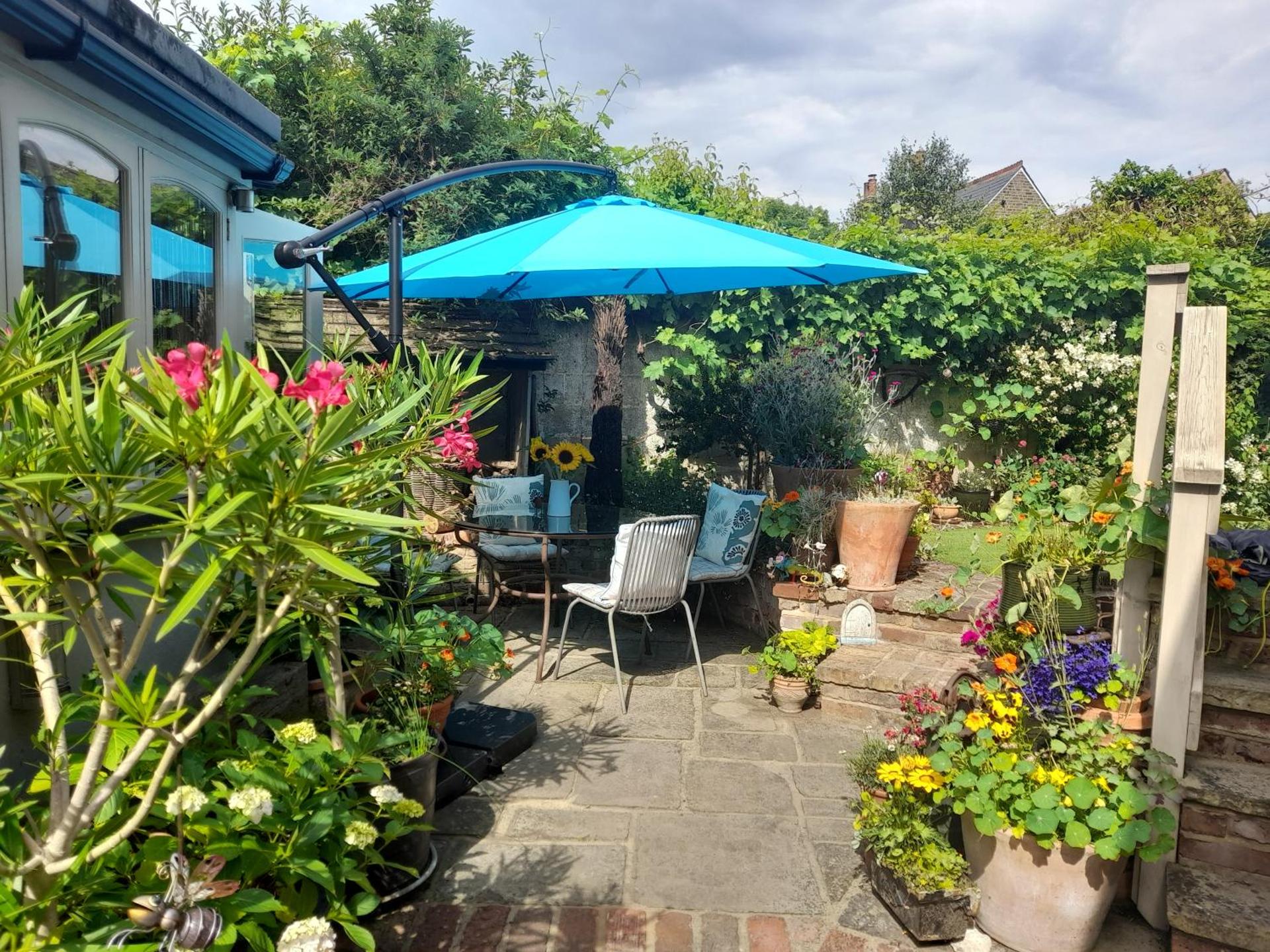 Quaint Studio Loft Room nr Hampton Court