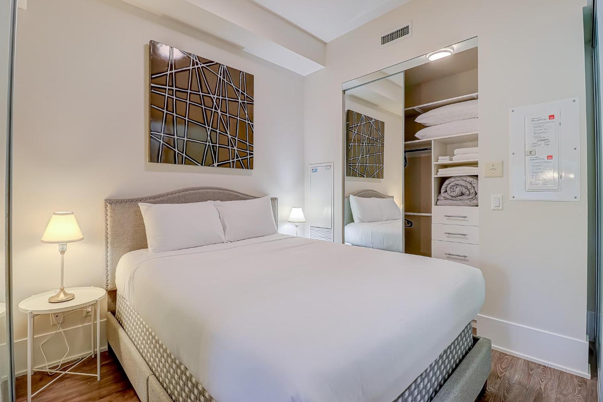 Metropolis Loft - CN Tower