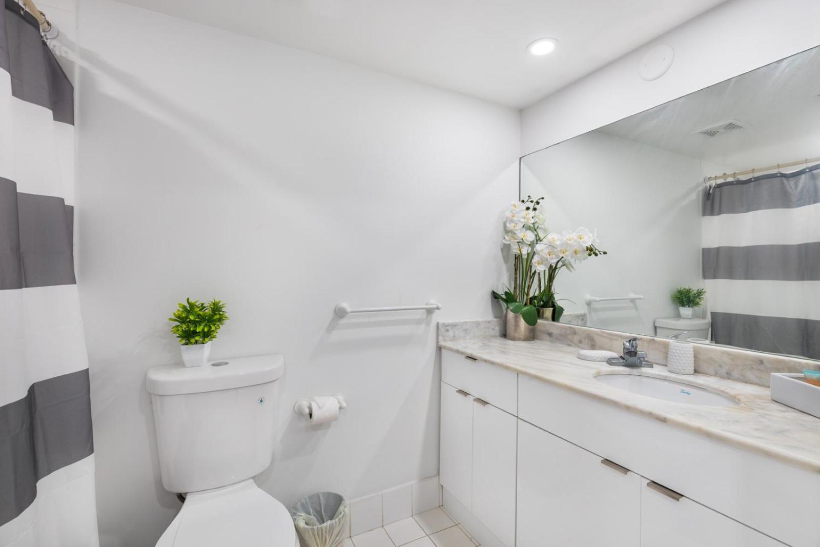 Studios in Brickell with Pool, Gym, free parking and Game Room