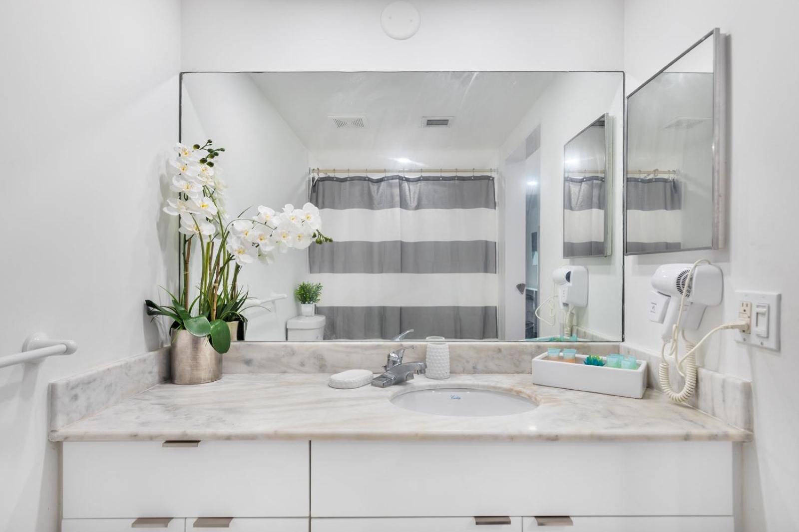 Studios in Brickell with Pool, Gym, free parking and Game Room