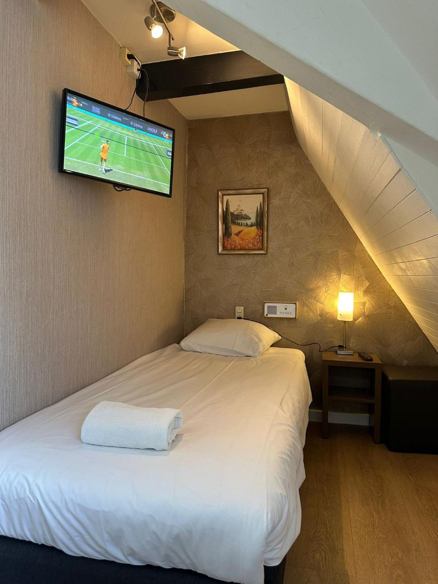 Basic Single Room with Shared Bathroom -