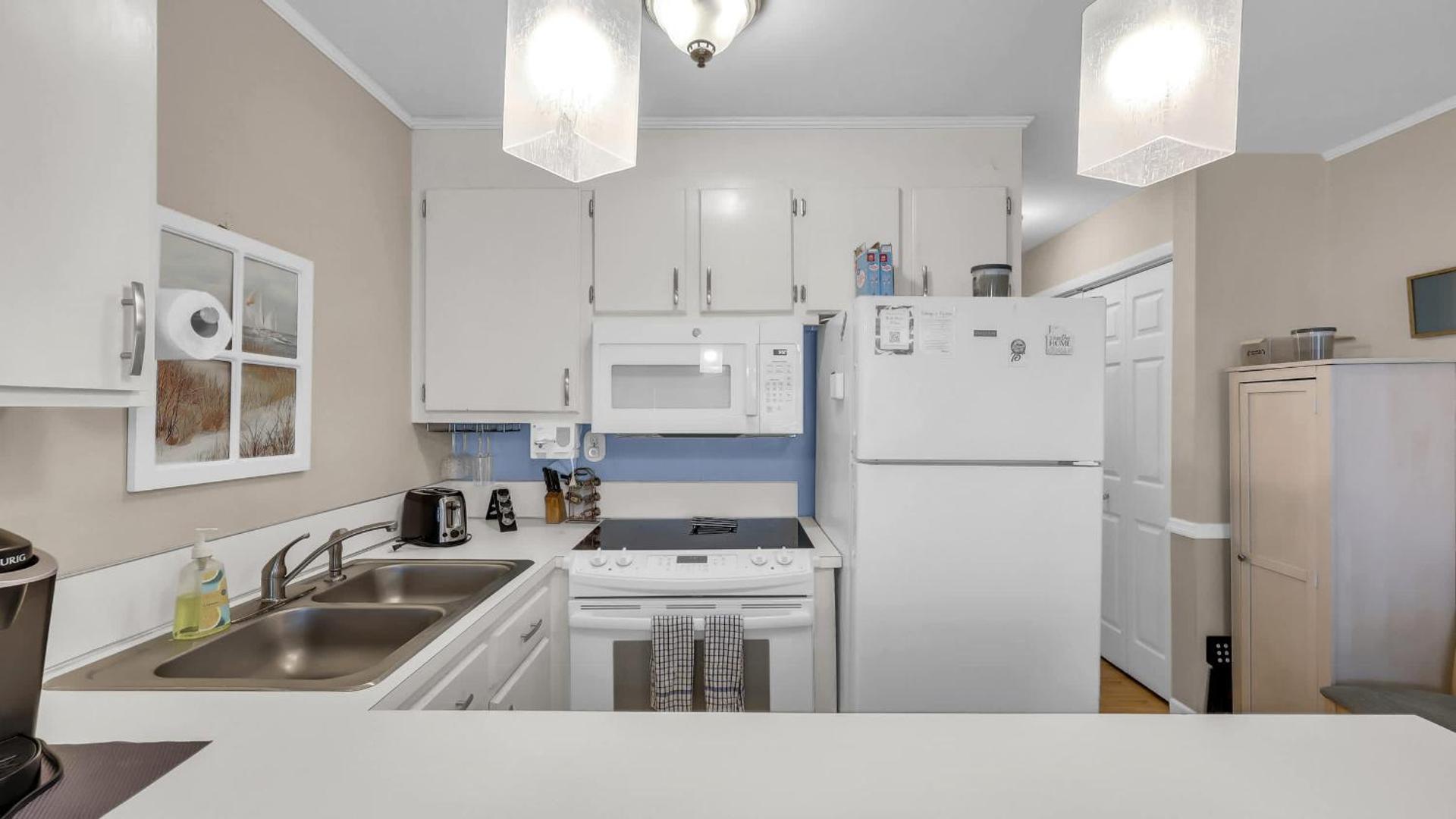 Ocean Blvd Paradise Steps to Beach w Pool and Grill