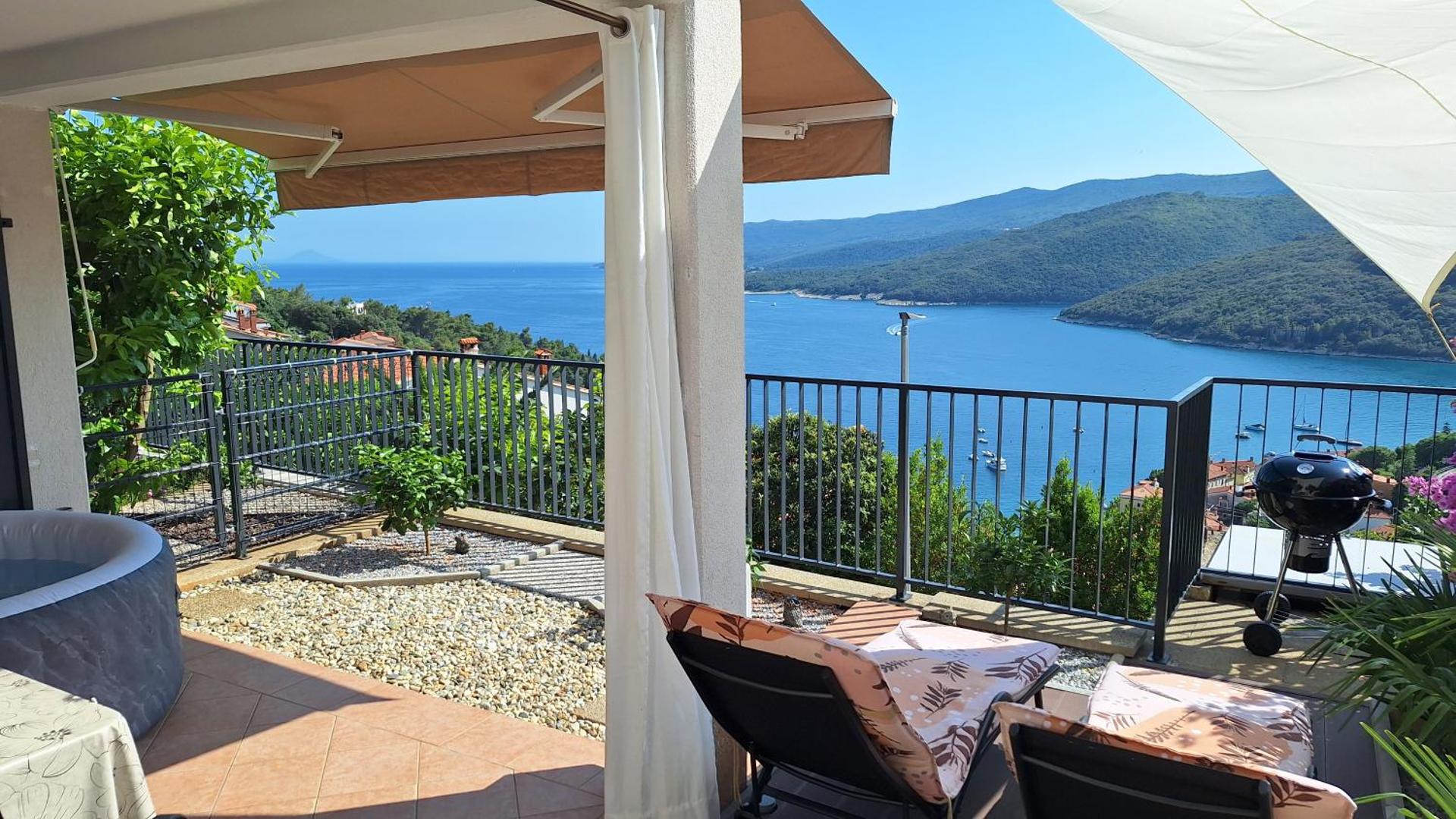 Studio Apartment Đuli Rabac with private hot tub and free parking