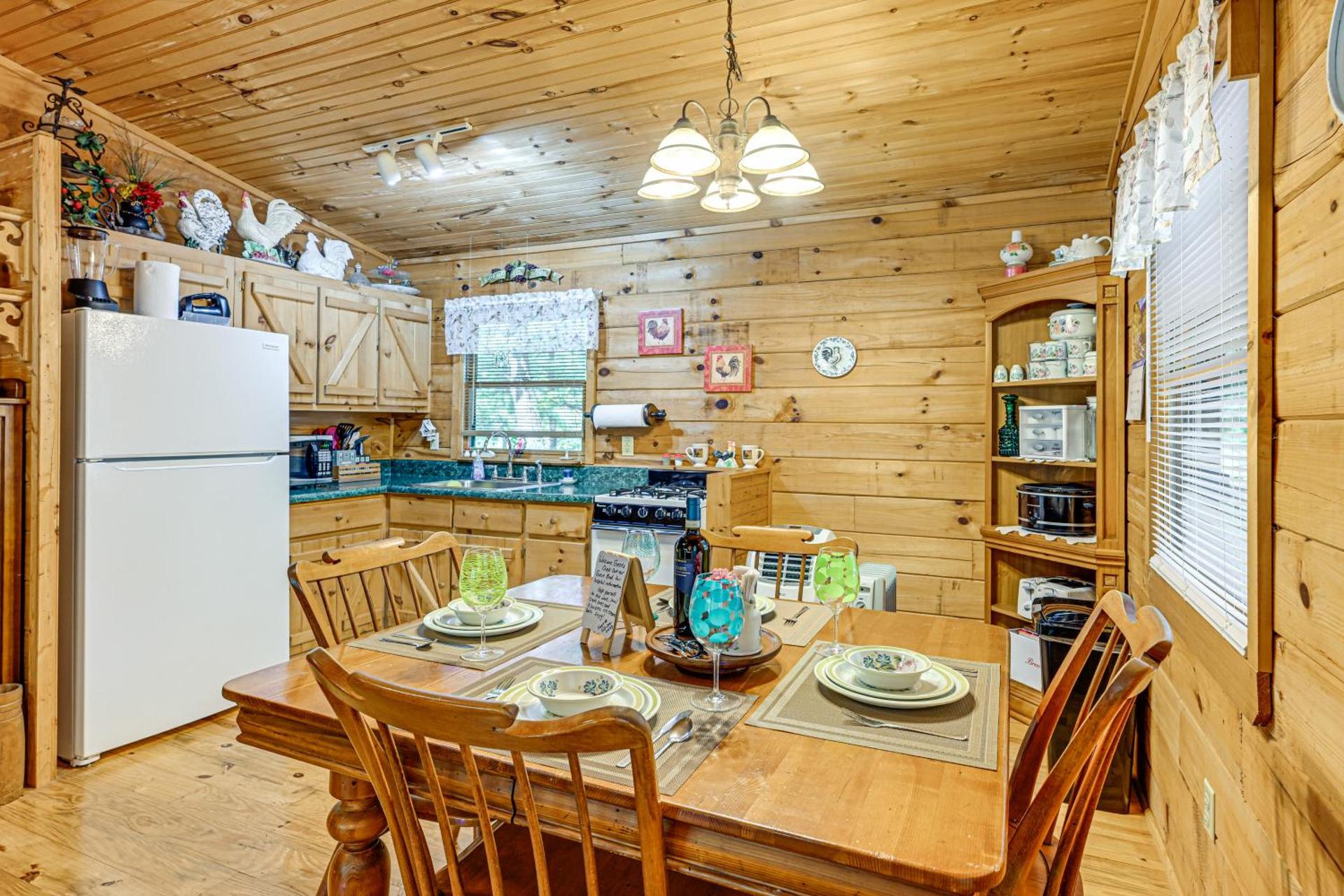 11 Mi to Dtwn Franklin Cabin with Porch!