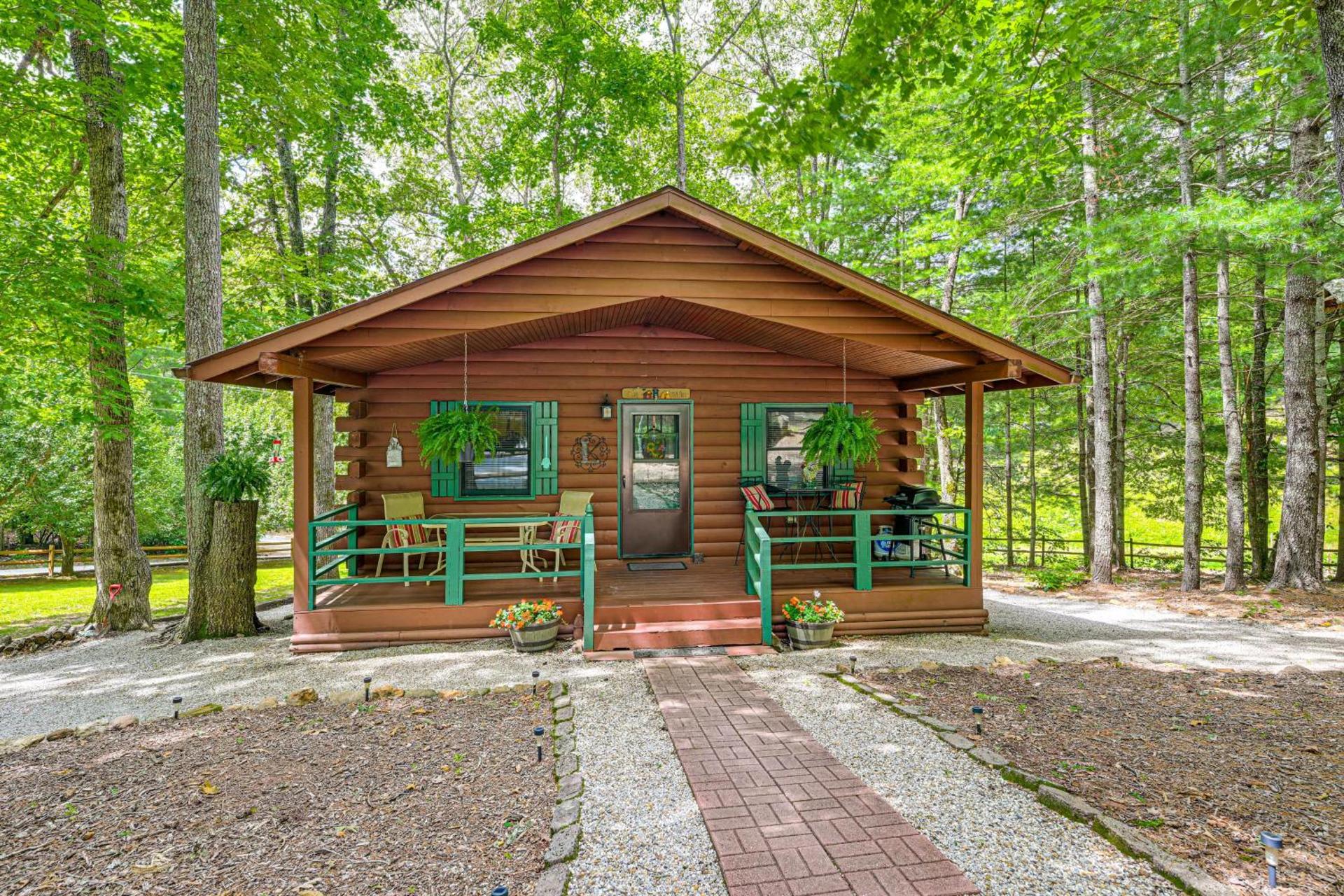 11 Mi to Dtwn Franklin Cabin with Porch!