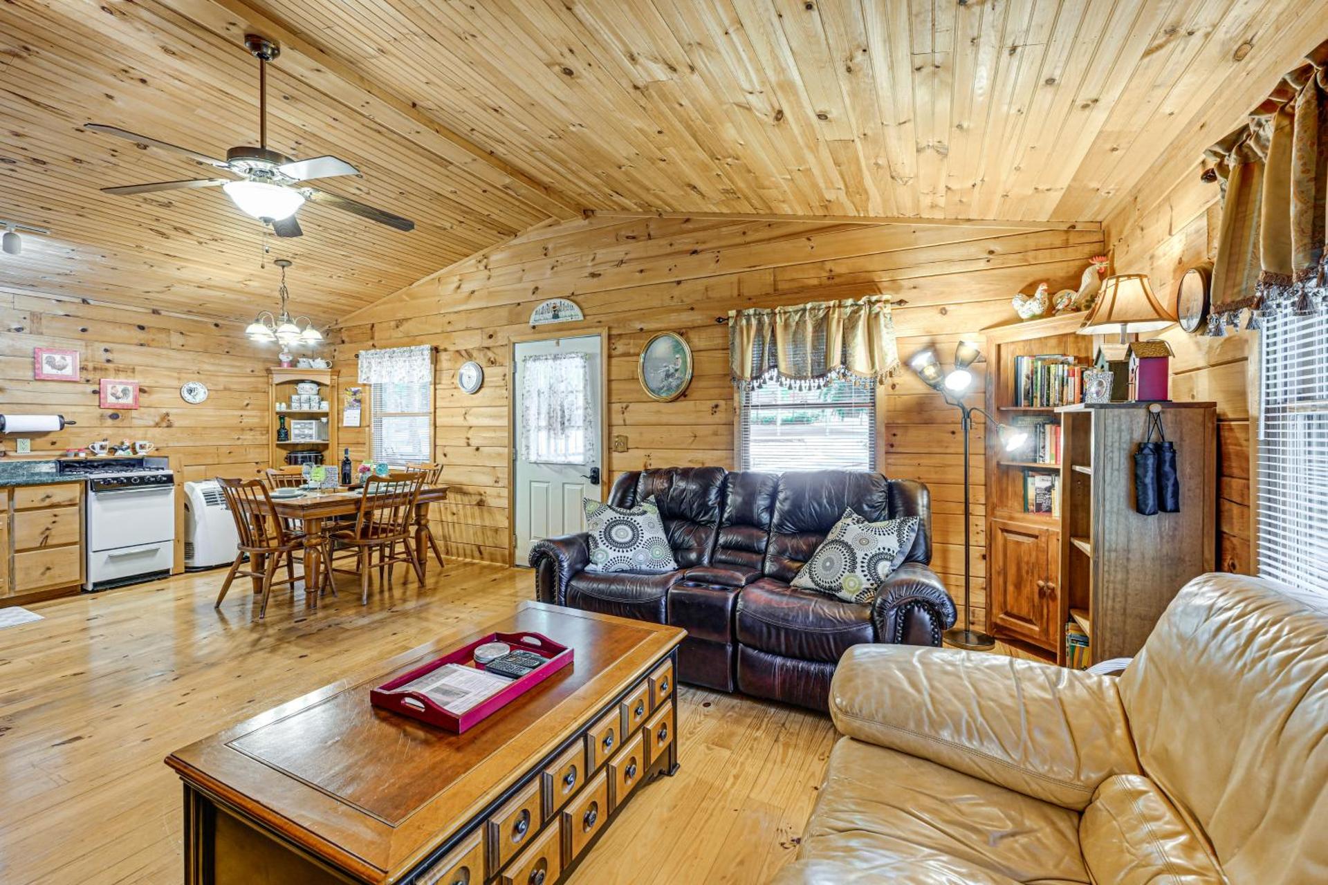 11 Mi to Dtwn Franklin Cabin with Porch!