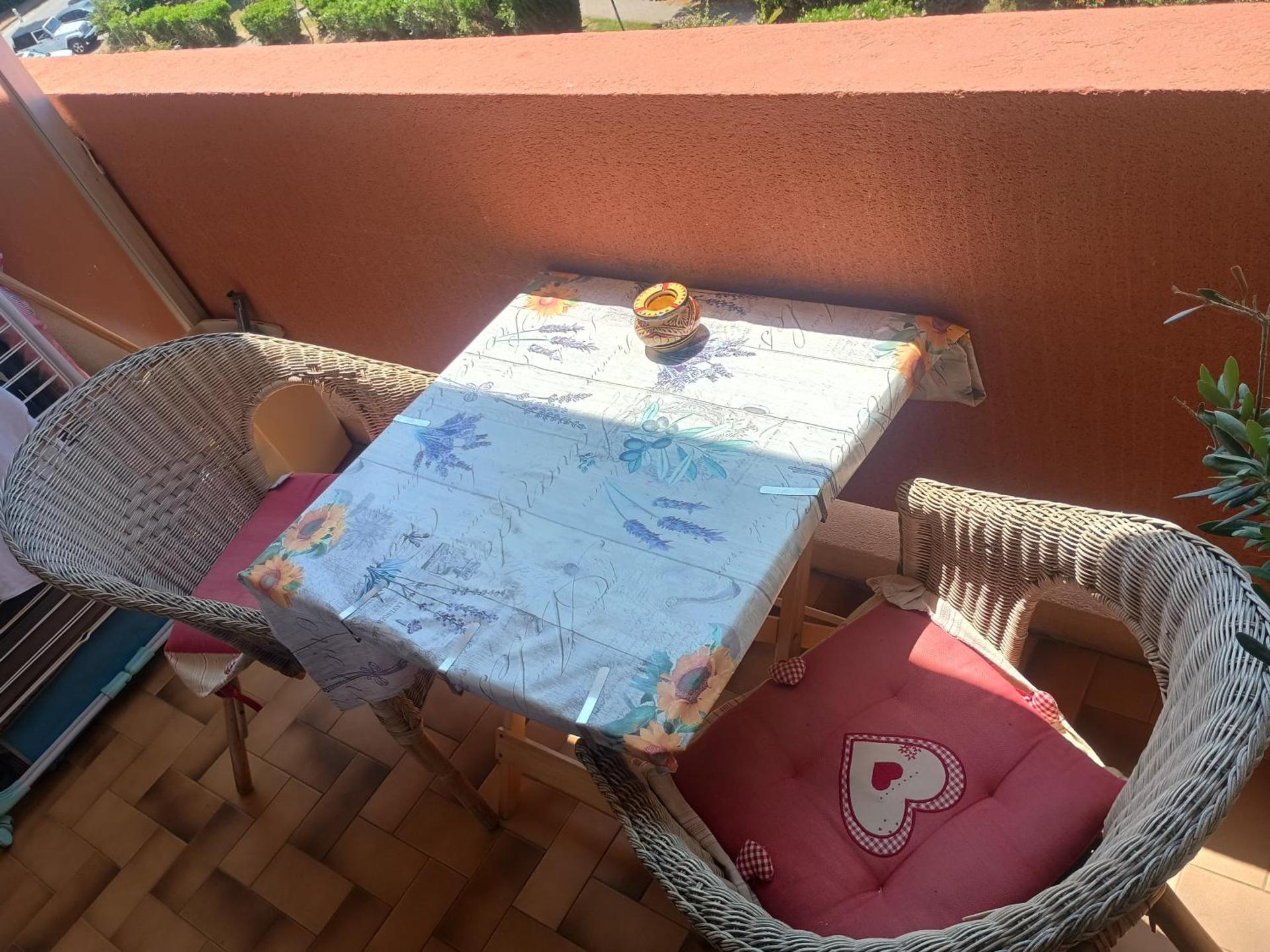 Peaceful Seaview Apartment with Beach & Pool Access, Air Conditioning