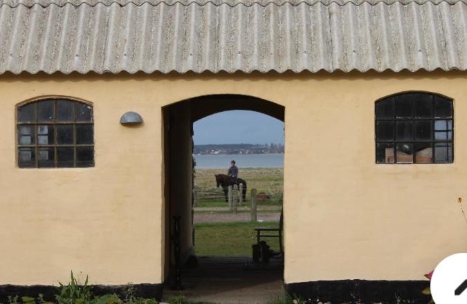 Stutteri Ahl near beach and town