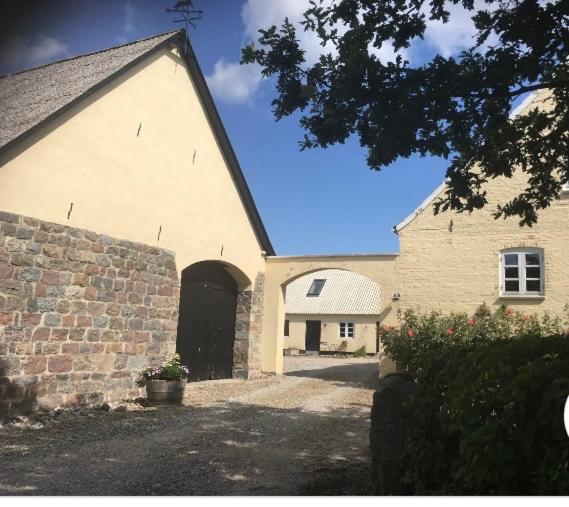 Stutteri Ahl near beach and town