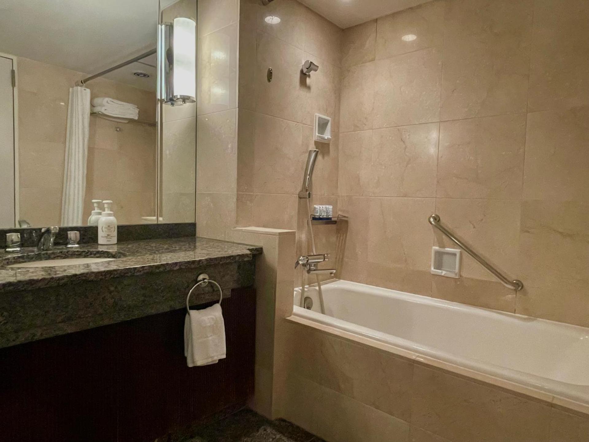 Juniorsuite med 2 enkeltsenge og adgang til swimmingpool og fitnesscenter – 10. sal/ikkeryger