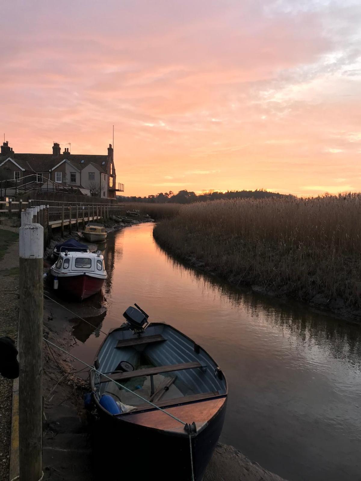 Lovely quiet cottage Sleeps 4 adults, 4 children, Dog Friendly