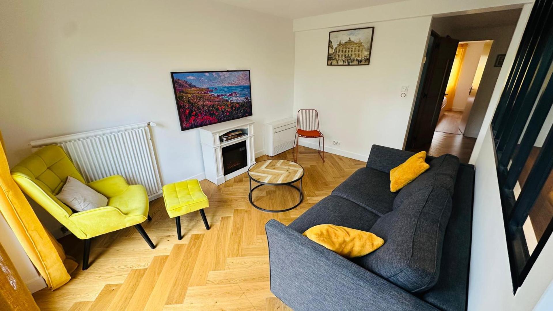 An Exceptional Apartment, 20 Min Paris, 10 Min Orly Airport, 30 Min Disney, 25 Min Versailles, Parking free