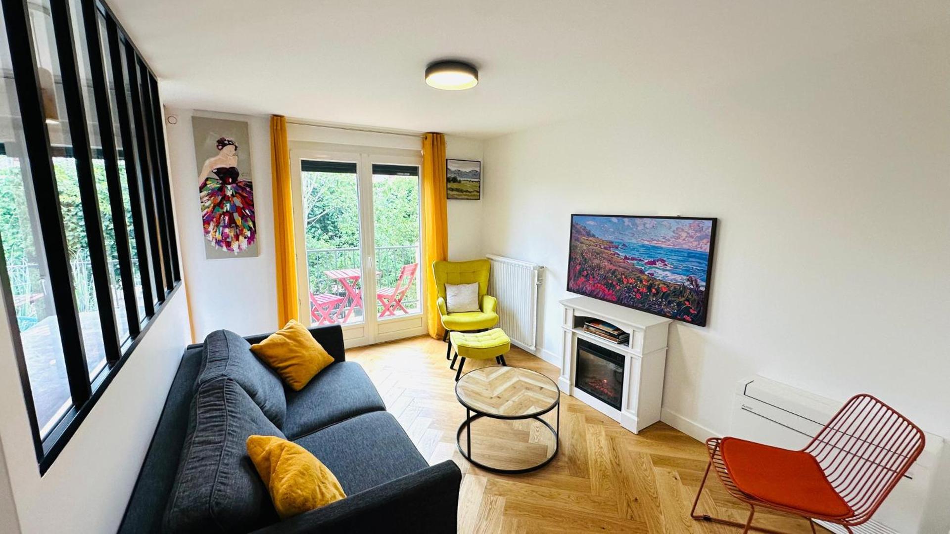 An Exceptional Apartment, 20 Min Paris, 10 Min Orly Airport, 30 Min Disney, 25 Min Versailles, Parking free