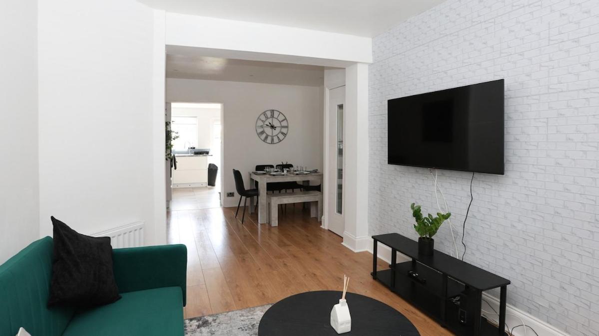 Communal lounge/ TV room