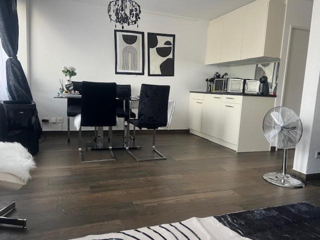 Executive Suite Top Location & Fast Free Wi-Fi & AC & Parking