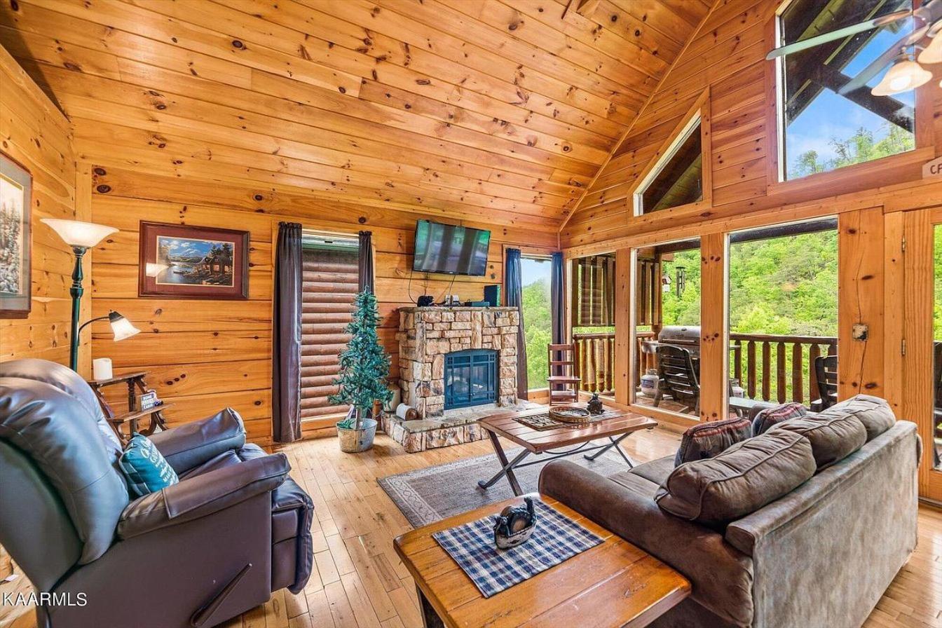 Cubby Bear Smoky Mountain Cabin - Summer Specials!