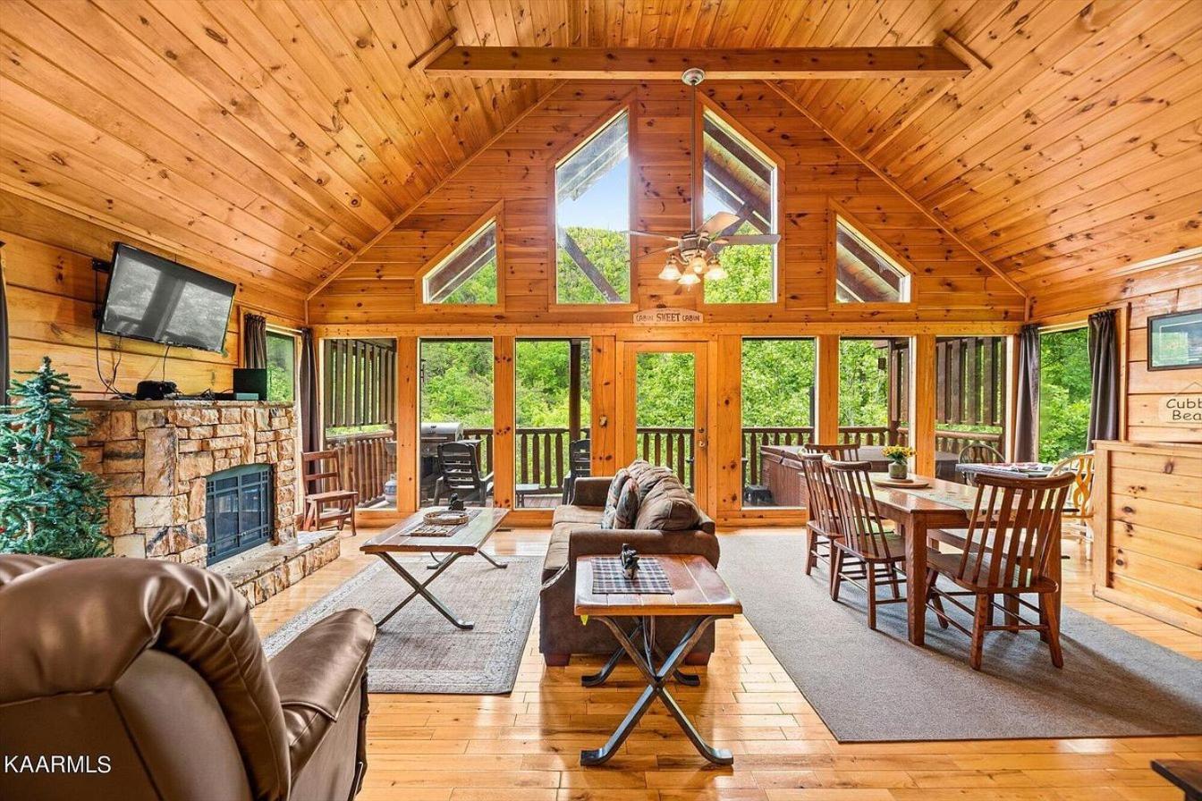 Cubby Bear Smoky Mountain Cabin - Summer Specials!