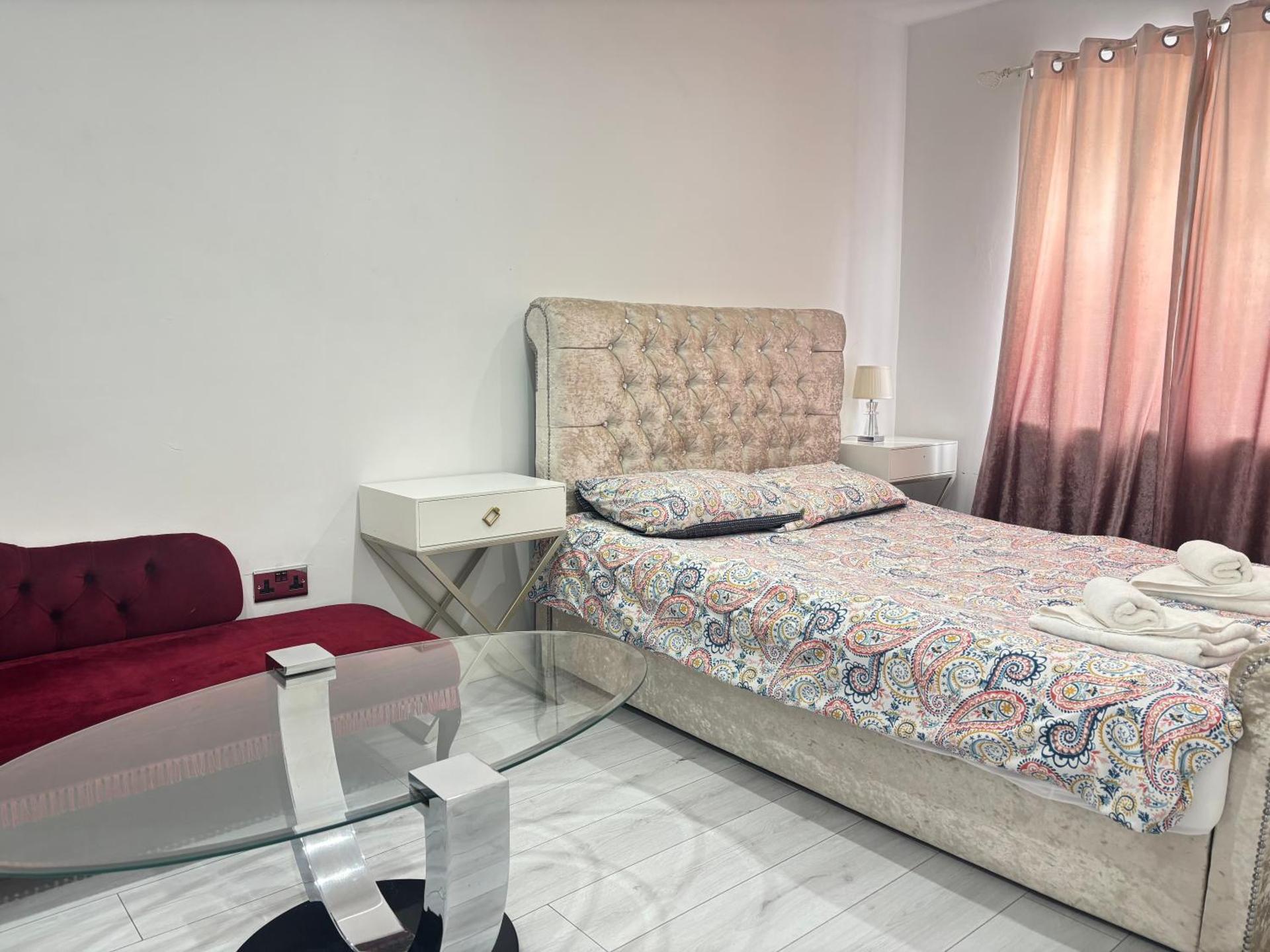 Nicely furnished 2 Bedroom Property Independent with Parking