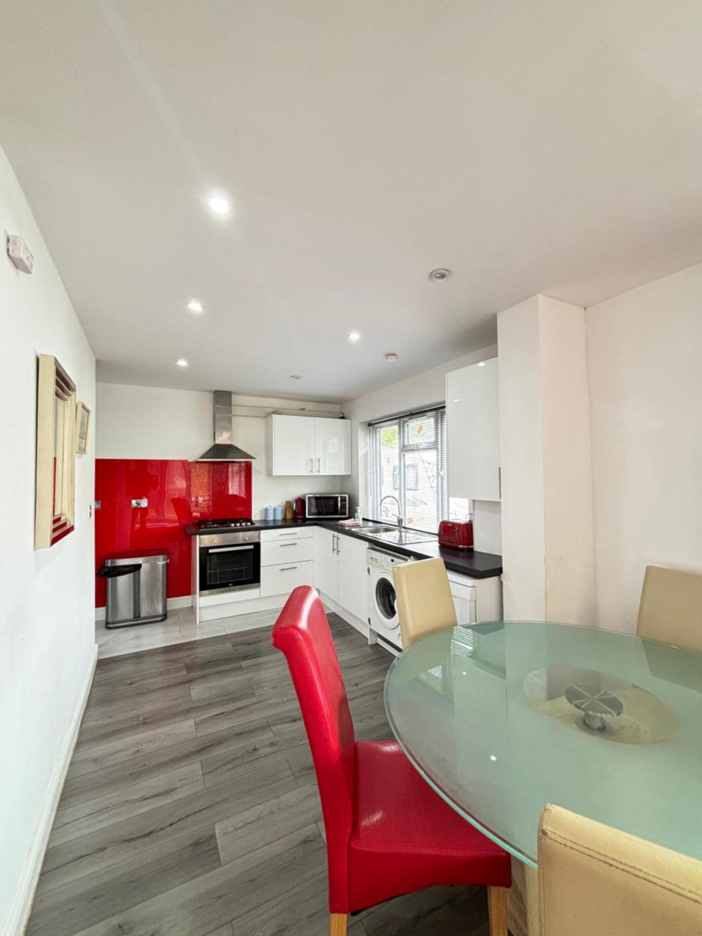 Nicely furnished 2 Bedroom Property Independent with Parking