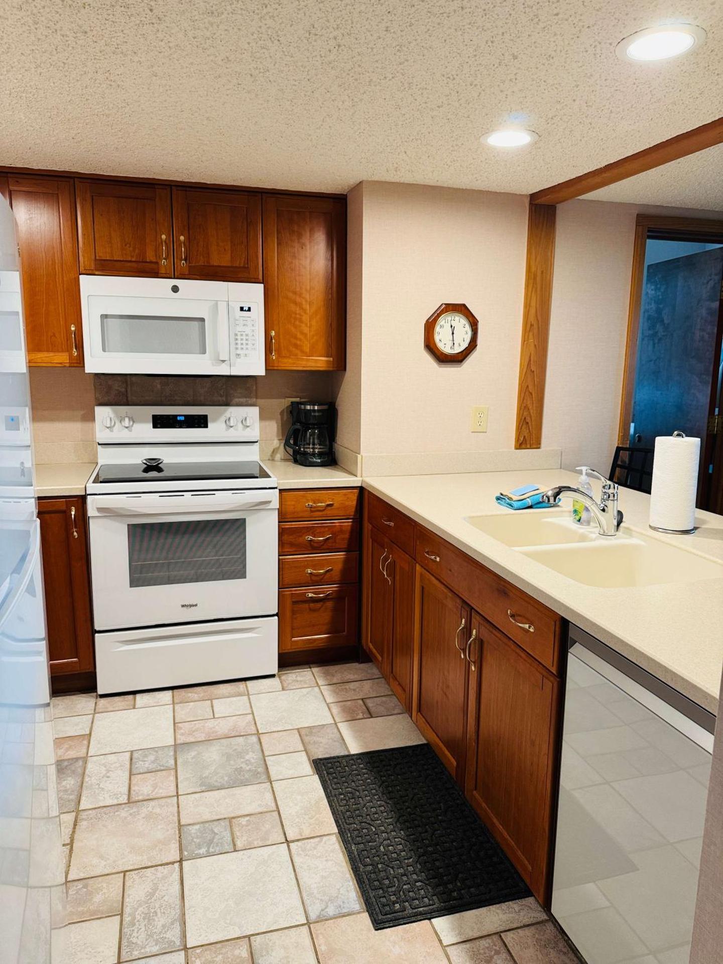 Top Floor Luxury, Sauna, Private Pool, Lake Bellaire Beach, 5 beds, 4 full bath