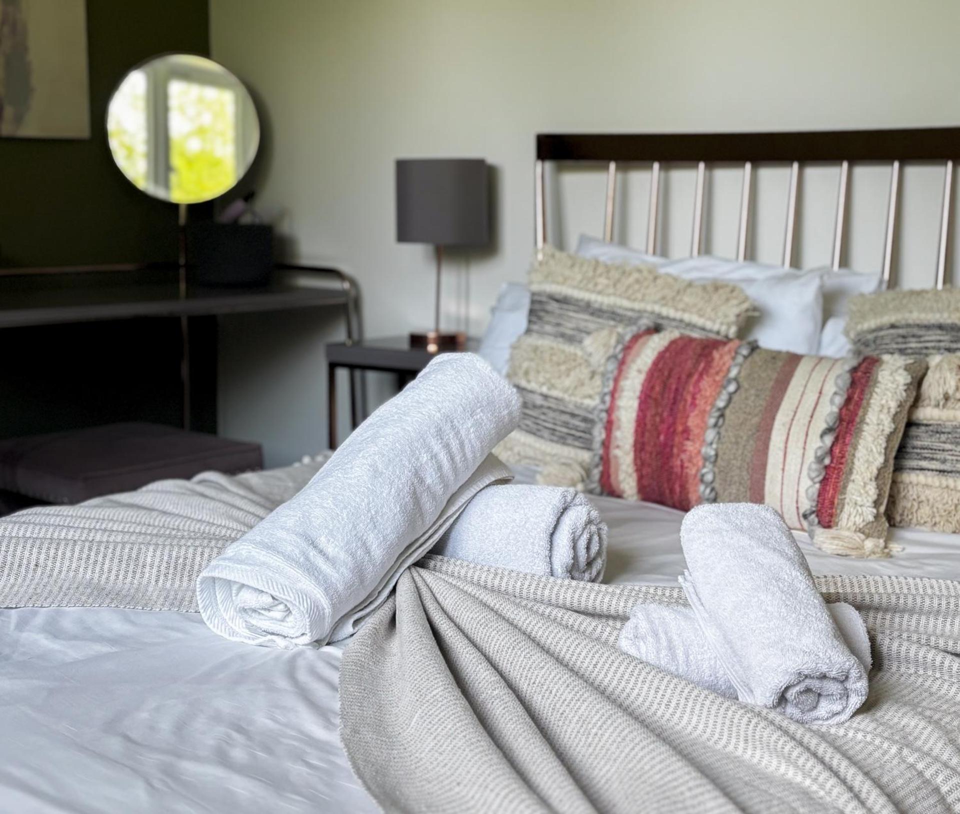 Luxury Barn Conversion with Hot Tub- 'Blackbird'