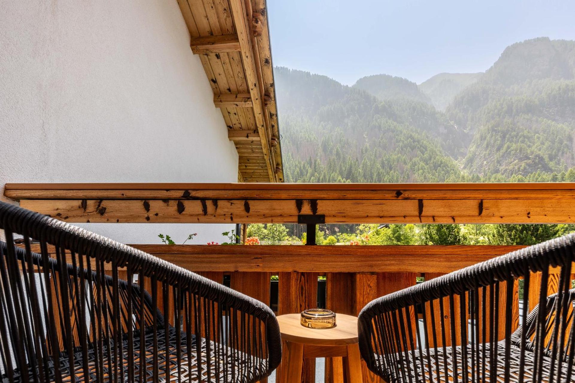 Double or Twin Room with Mountain View