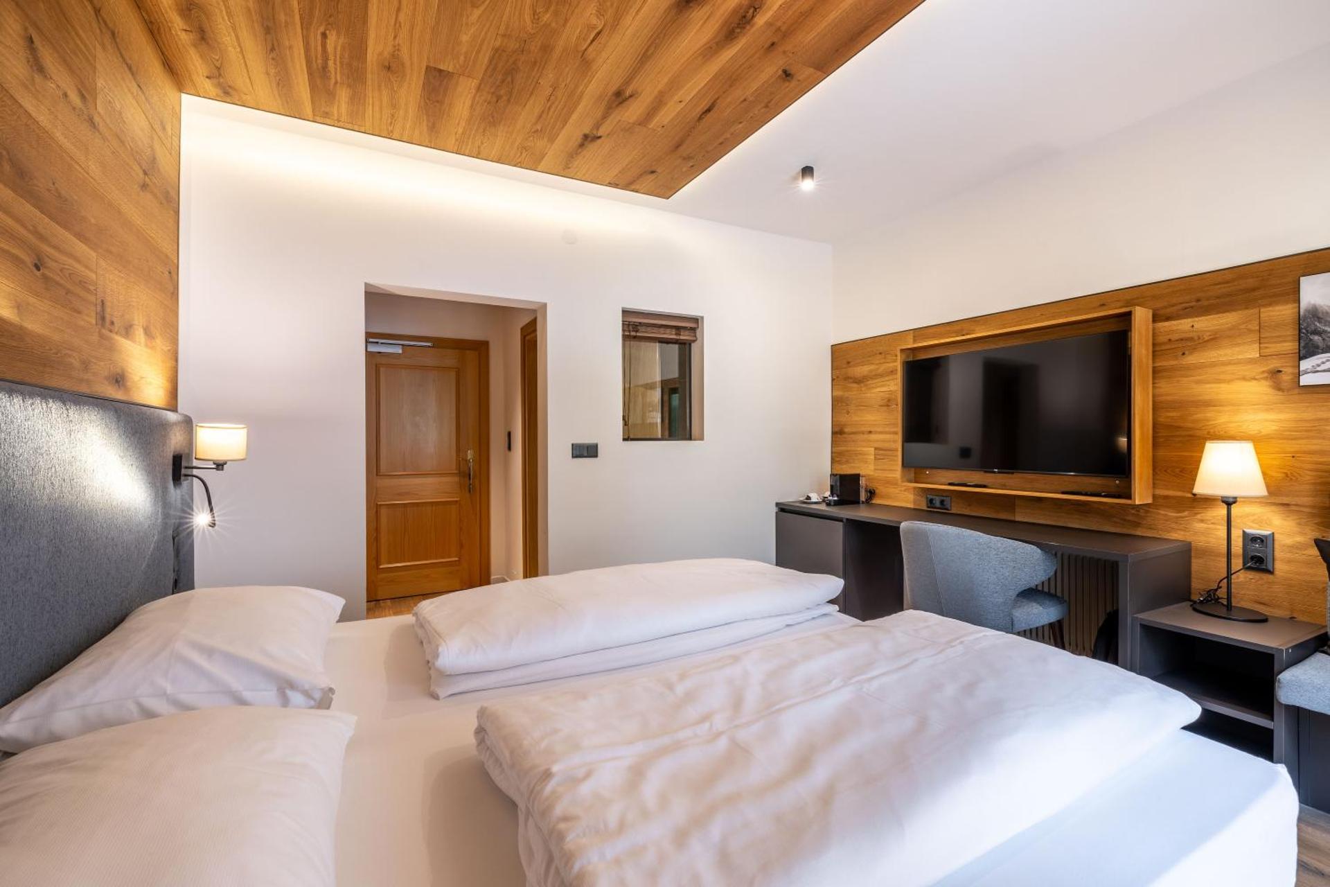Double or Twin Room with Mountain View