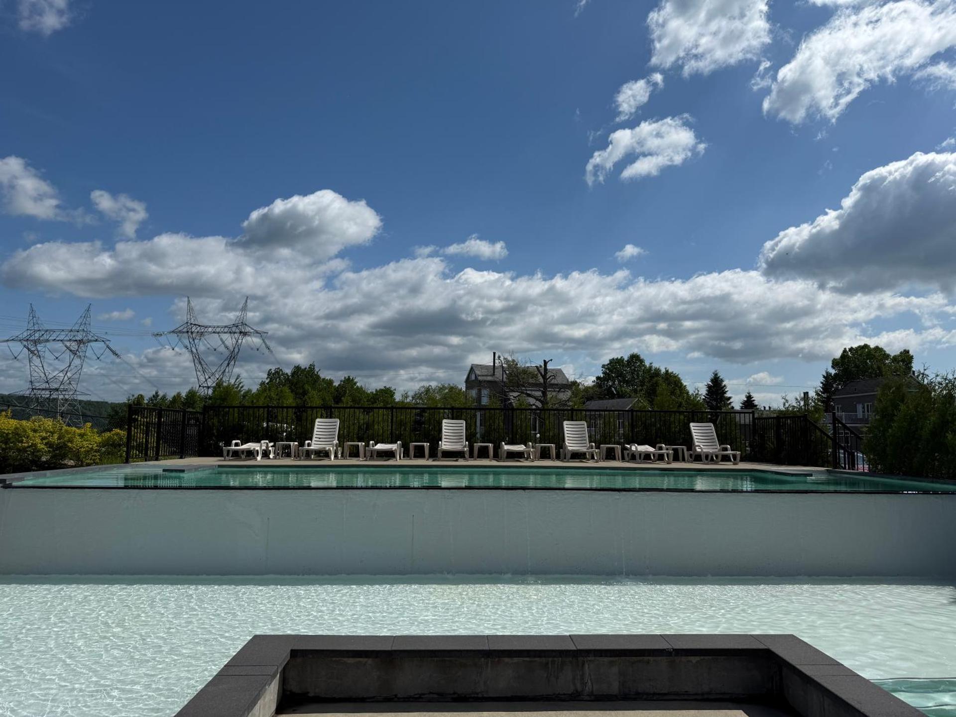 Condos Vacances MSA 2CH - incluant piscine et spas extérieurs OUVERTS À L'ANNÉE!