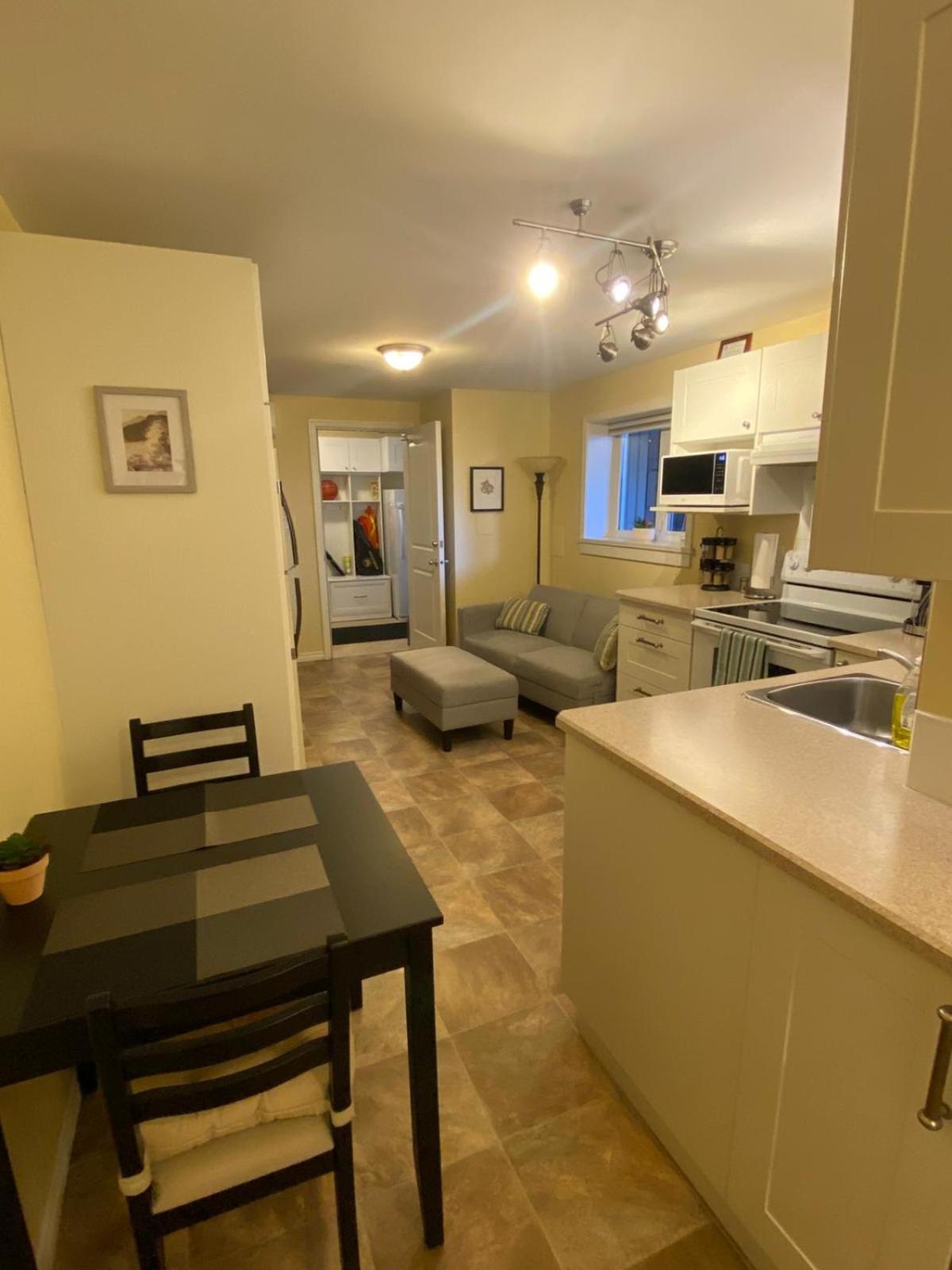 Ravens Nest Cozy Lower One Bedroom Suite