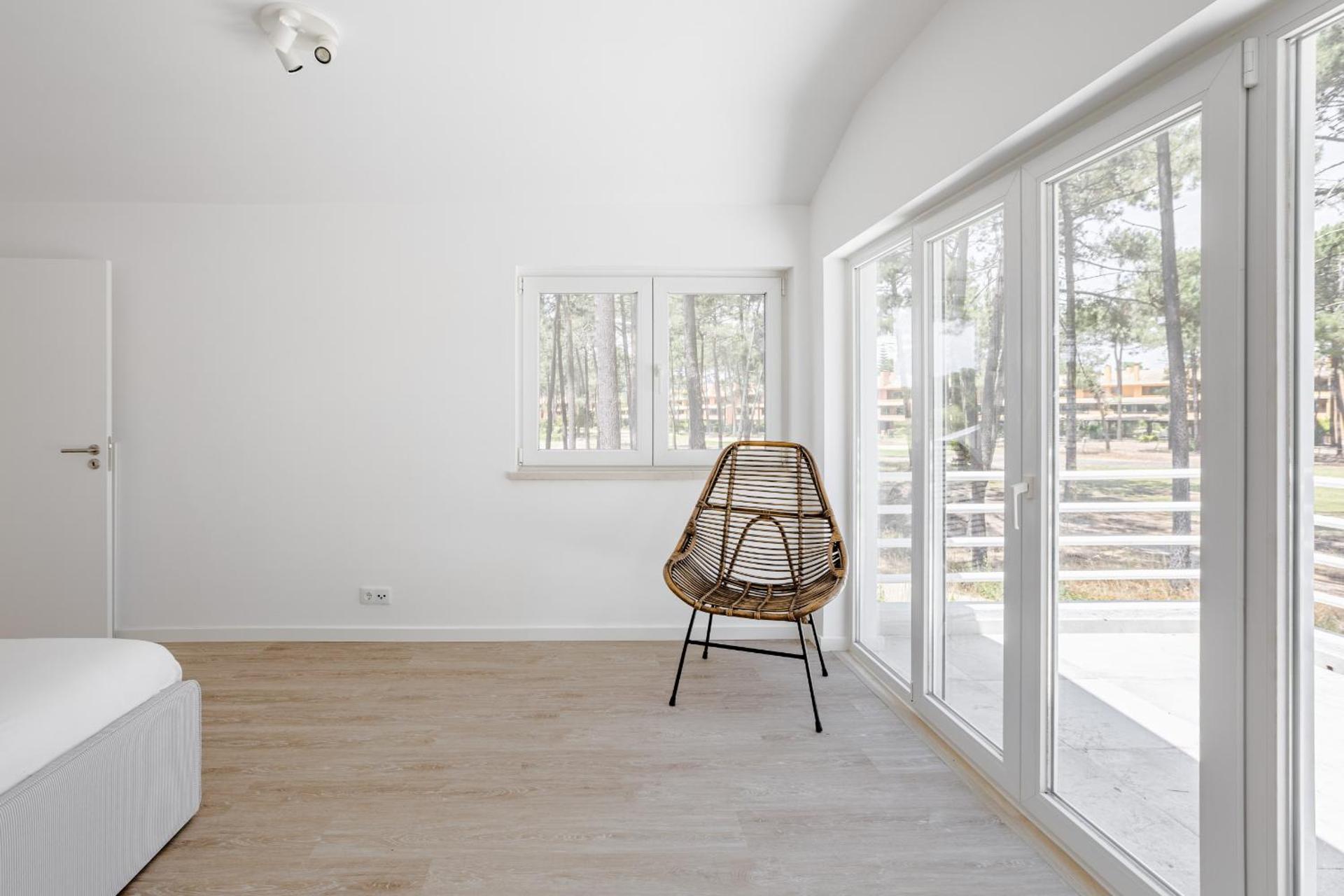 Aroeira Modern Grand Villa With Pool by Homing