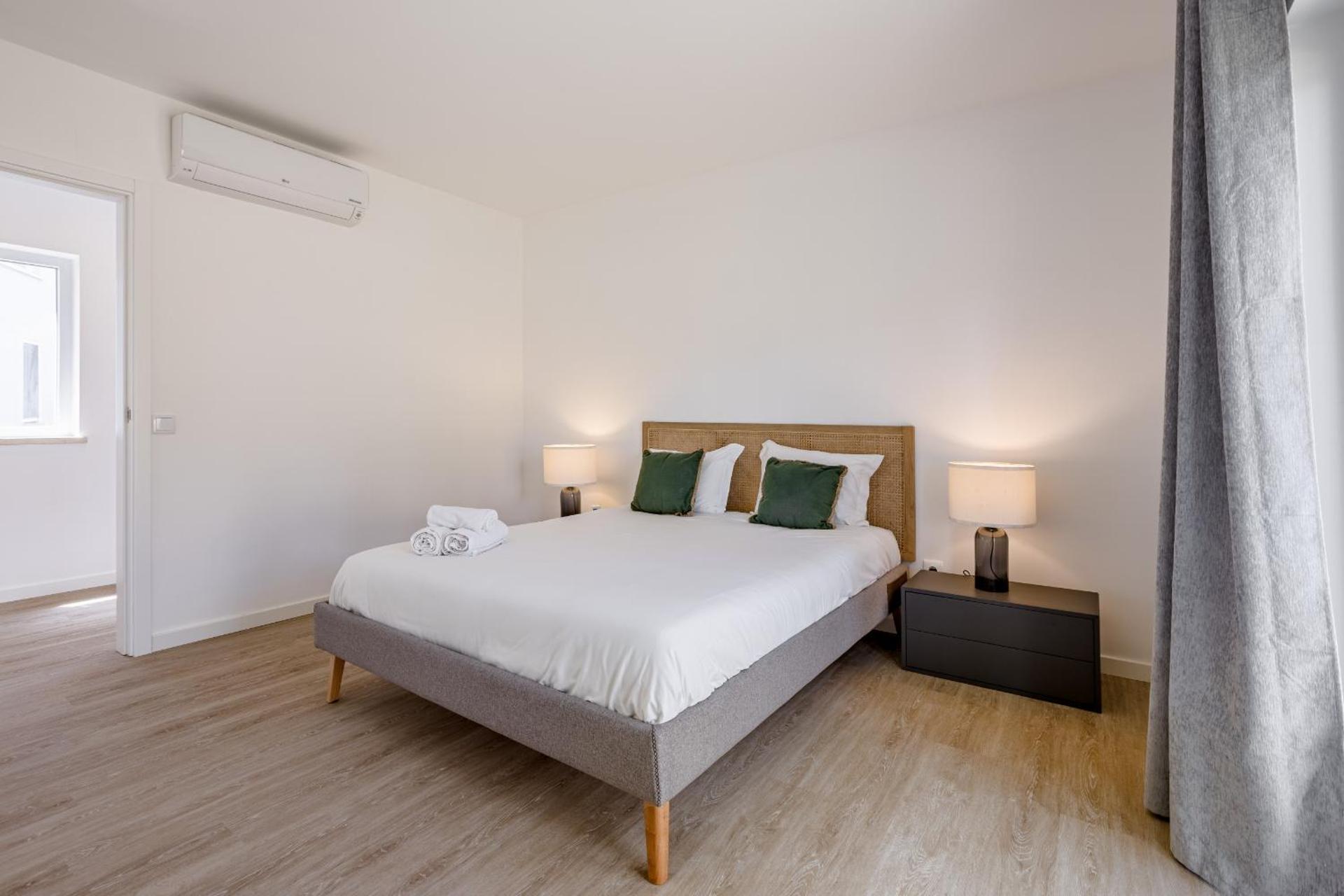 Aroeira Modern Grand Villa With Pool by Homing