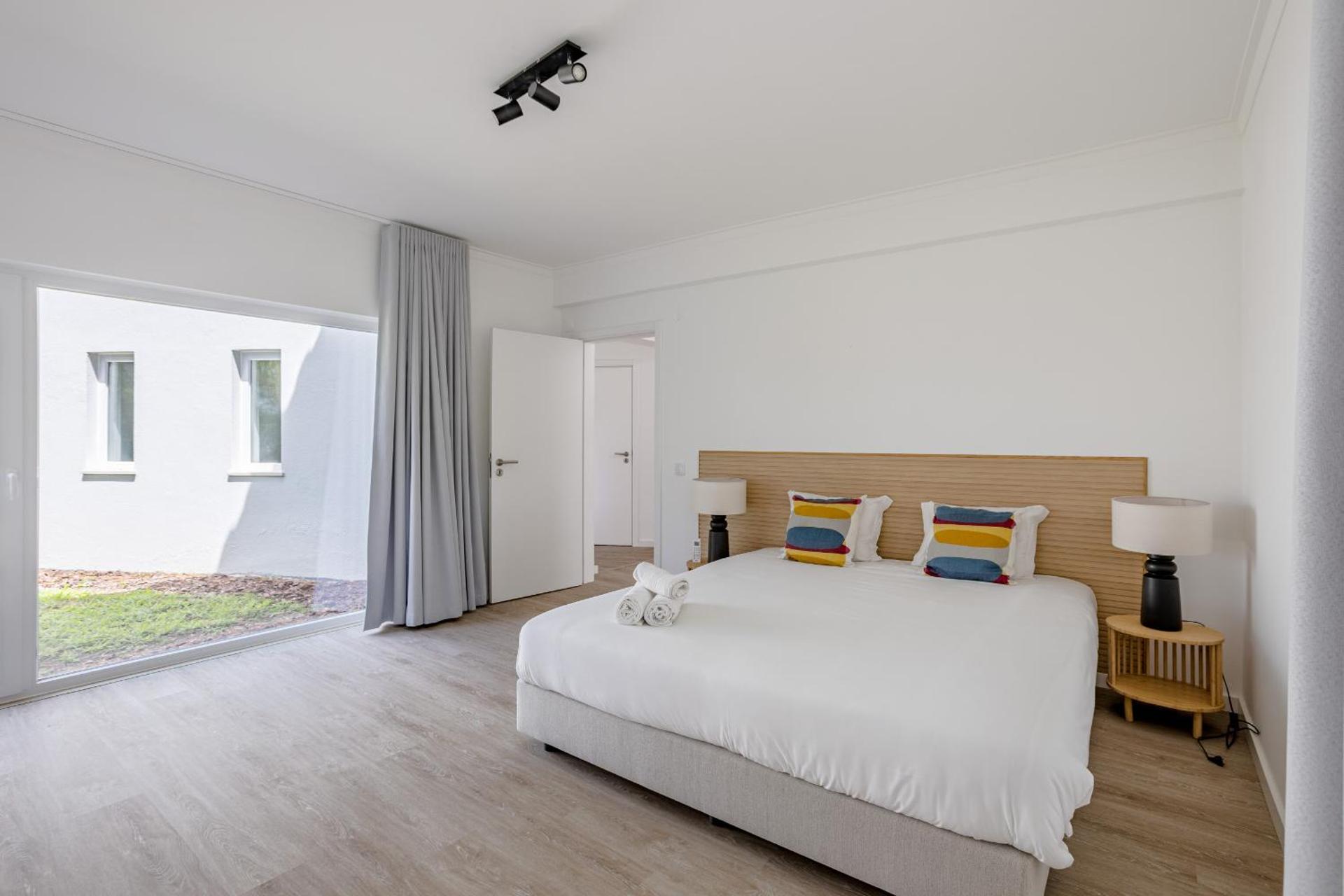 Aroeira Modern Grand Villa With Pool by Homing