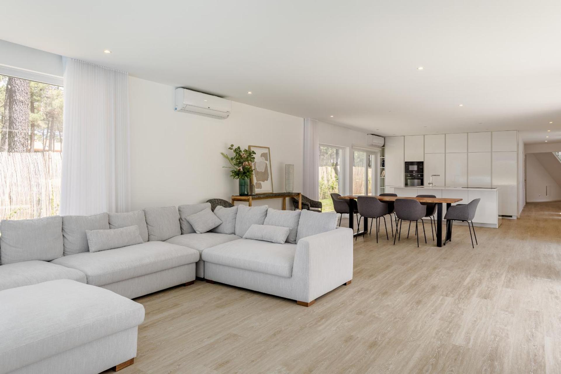 Aroeira Modern Grand Villa With Pool by Homing