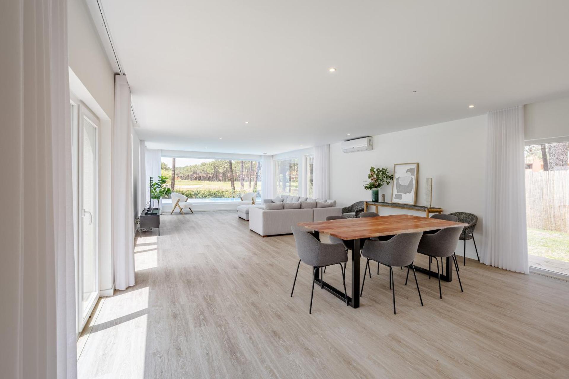 Aroeira Modern Grand Villa With Pool by Homing