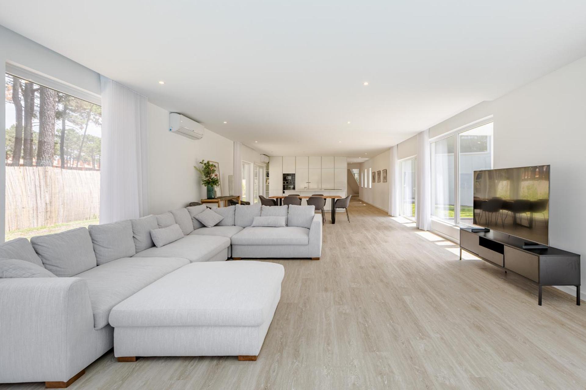 Aroeira Modern Grand Villa With Pool by Homing