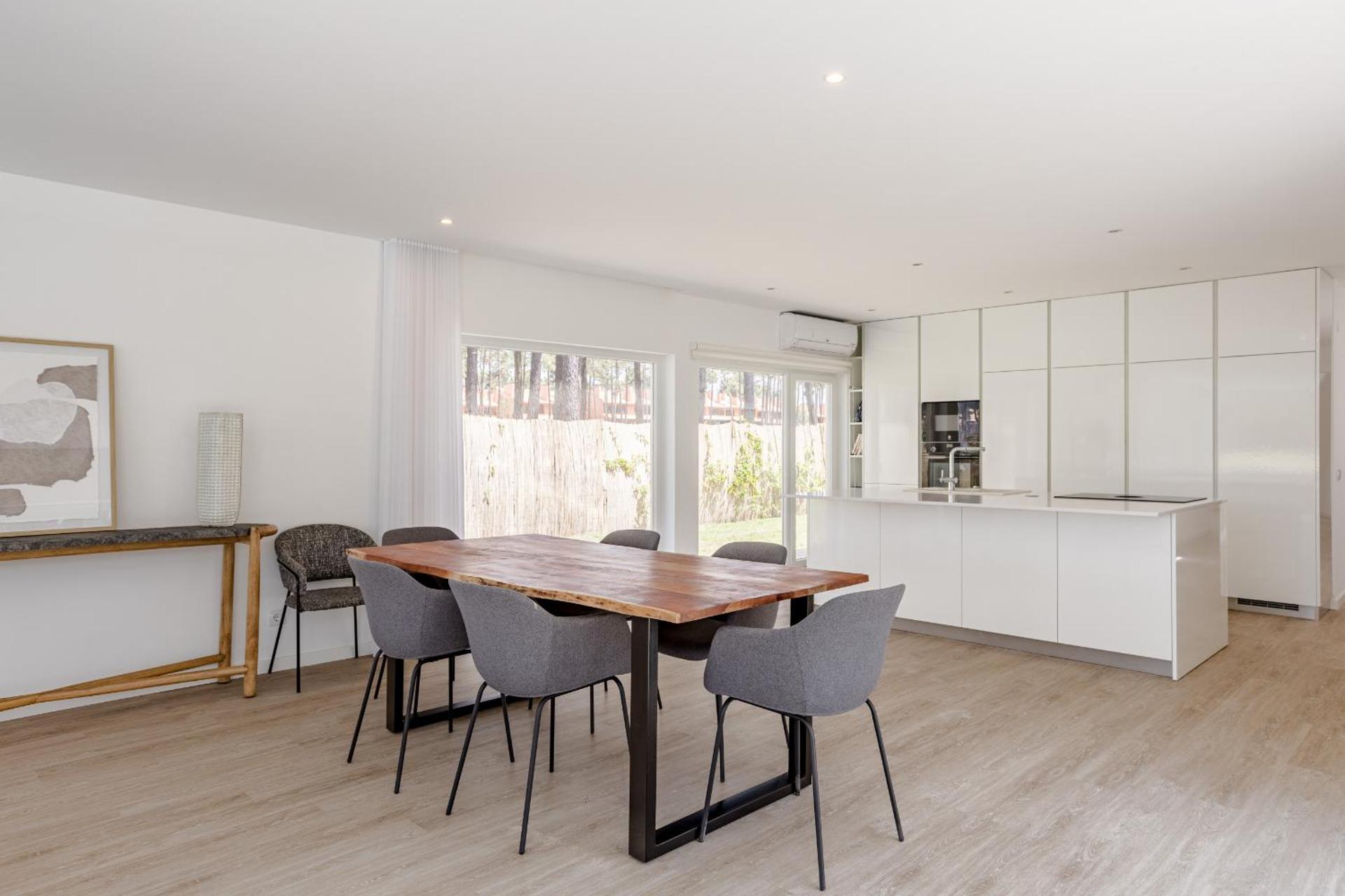 Aroeira Modern Grand Villa With Pool by Homing