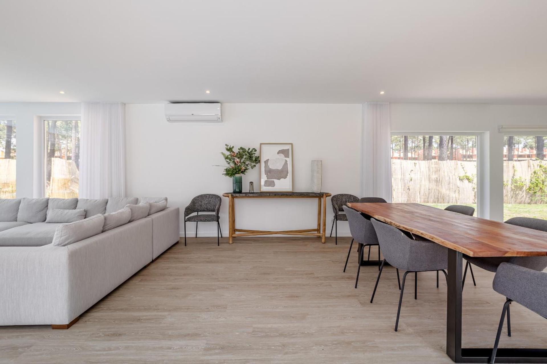 Aroeira Modern Grand Villa With Pool by Homing