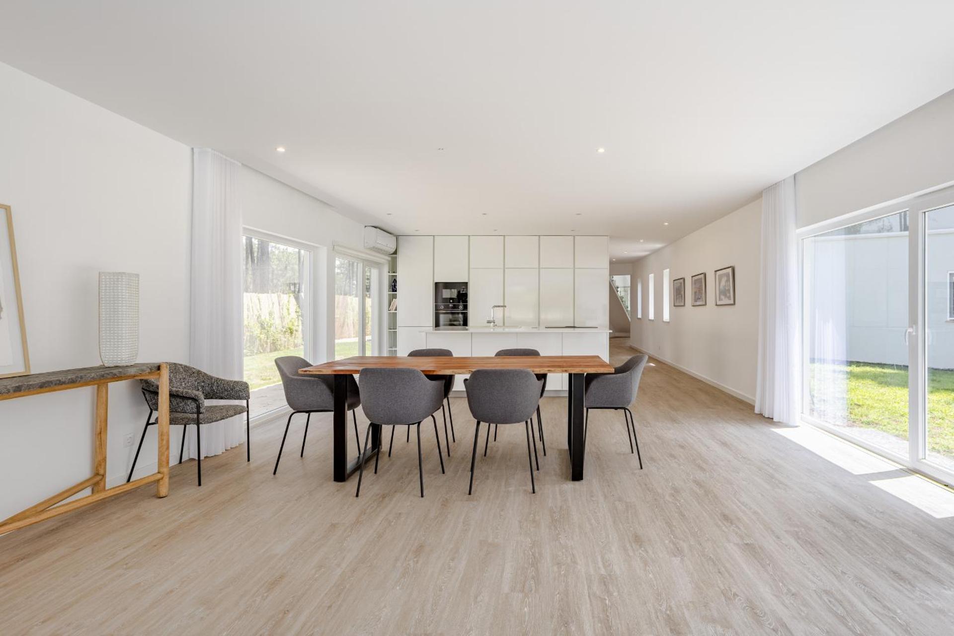 Aroeira Modern Grand Villa With Pool by Homing