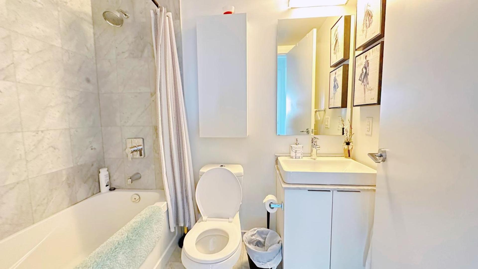 Superior Lakeview Luxury 3-Bedroom Suite on High Floor