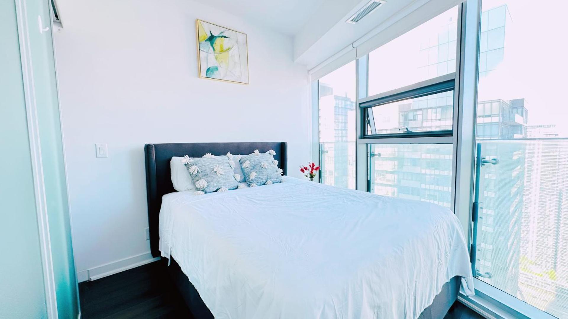 Superior Lakeview Luxury 3-Bedroom Suite on High Floor