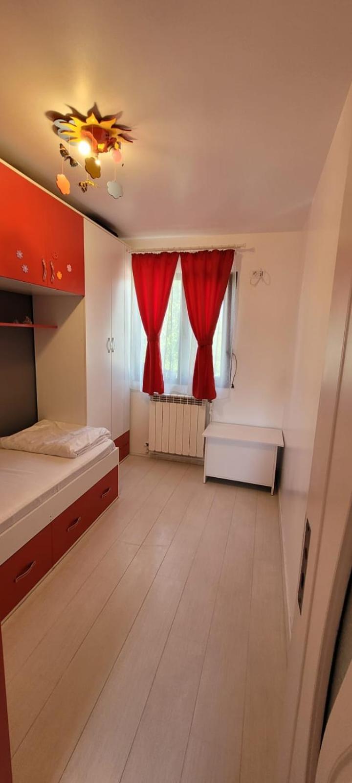 Apartament 3 camere semidecomandat